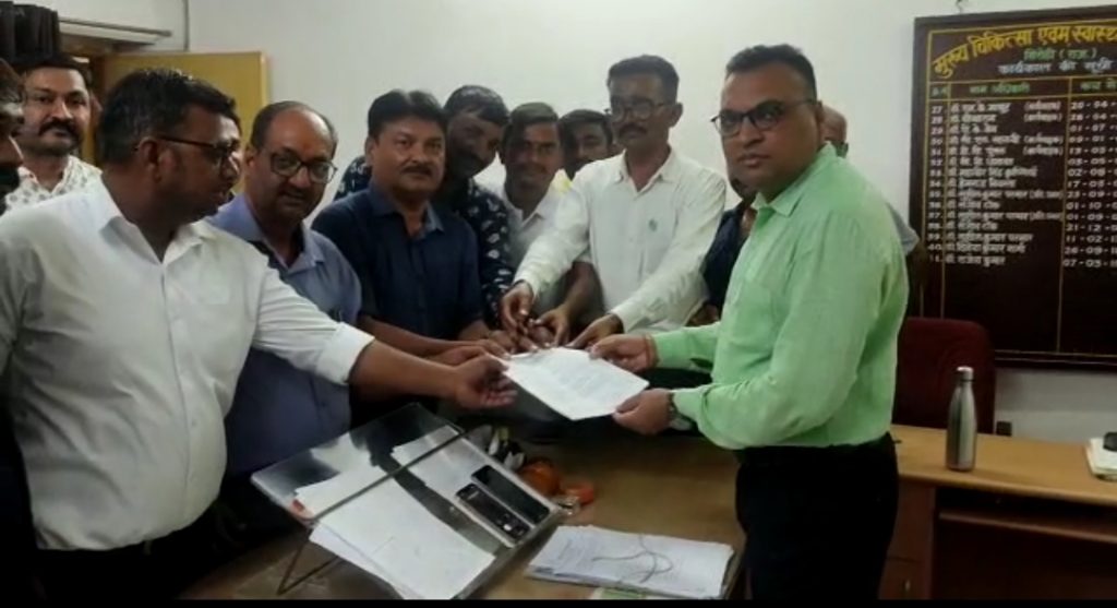 पत्रकार को धमकी देने के मामले में आईएफडब्ल्यूजे के बैनर तले पत्रकारों ने जिला कलेक्टर व सीएमएचओ को सौपा ज्ञापन ।
