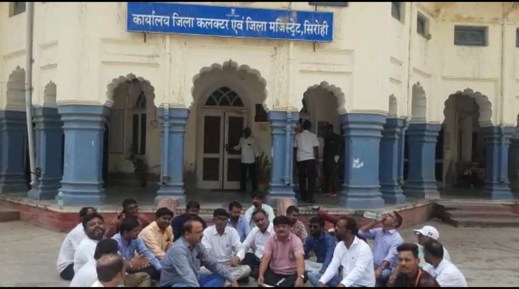 ADM की हठधर्मिता के चलते पत्रकारों को बैठना पड़ा धरने पर , निजी स्कूल व पुलिस द्वारा पत्रकार को दबाने के विरोध में पत्रकार बैठे धरने पर ।