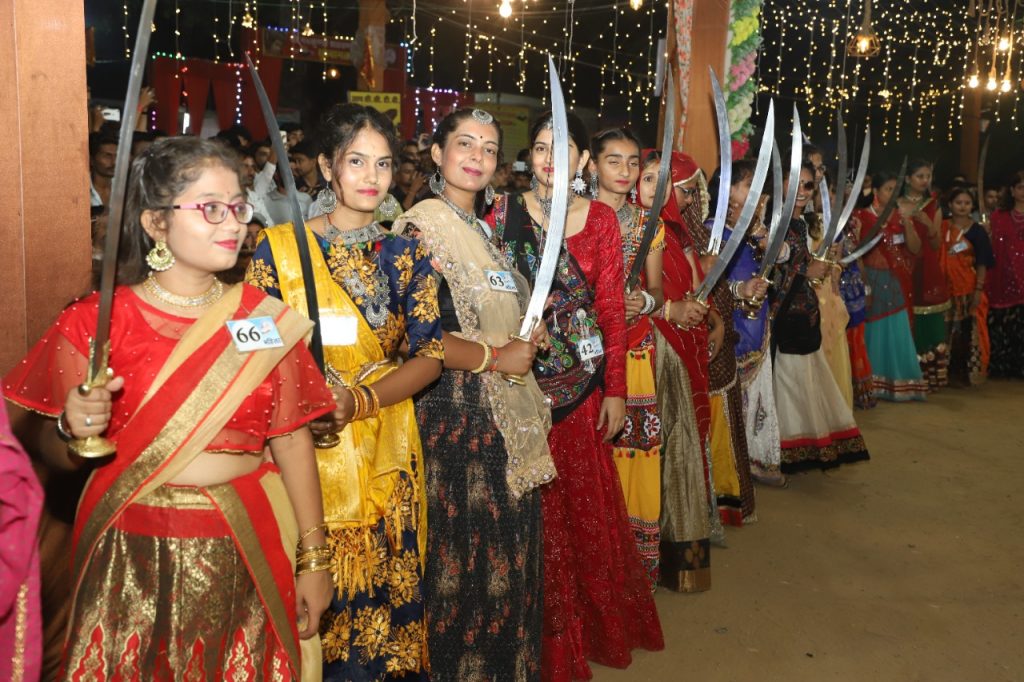 सामूहिक गरबा में शक्ति की भक्ति में तलवारे थाम बेटियों ने उठाए हाथ ।