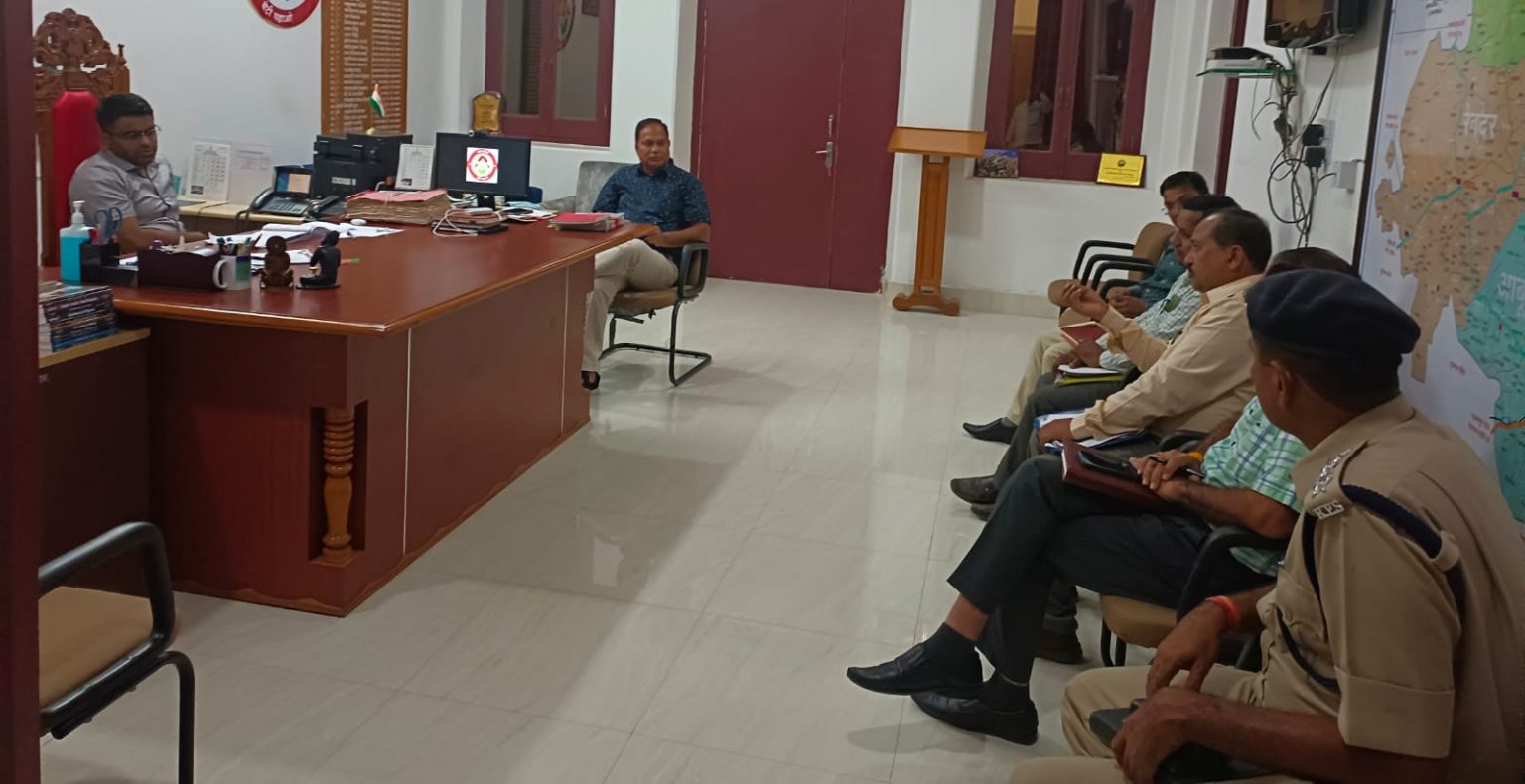 सडक सुदृढीकरण को लेकर वाहनों के डायवर्ड के लिए बैठक में जिला कलक्टर ने दिए निर्देश ।