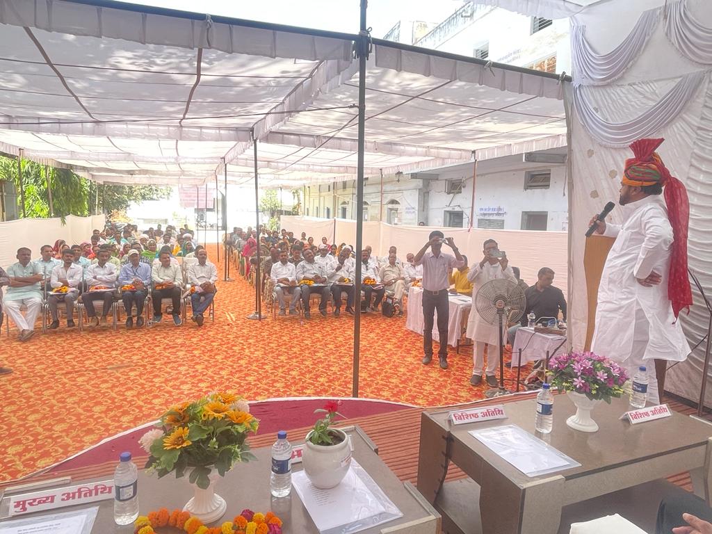 समग्र शिक्षा कार्यालय ( बग्गीखाना ) में राज्य सरकार के स्कूल शिक्षा विभाग की ओर से 16 वां भामाशाह सम्मान समारोह आयोजित