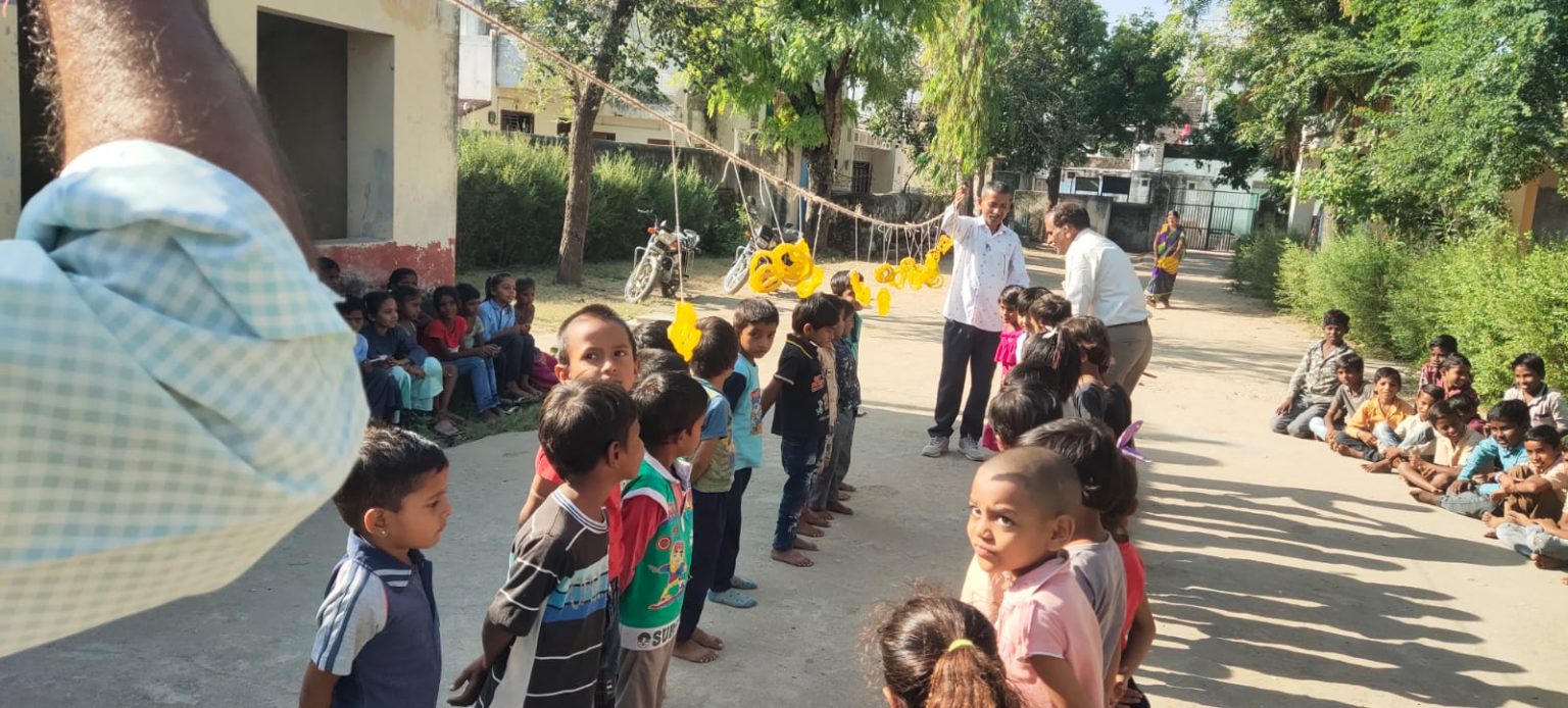 रा .उ .मा .स्कूल सिवेरा में नो बेग डे पर हुई जलेबी खाओ प्रतियोगिता ।