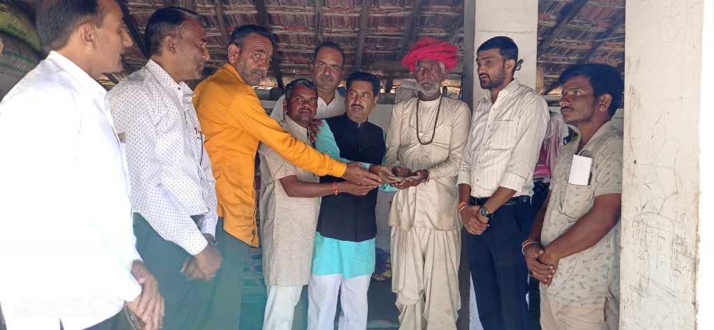 पीड़ित परिवार को आर्थिक सहायता की ।