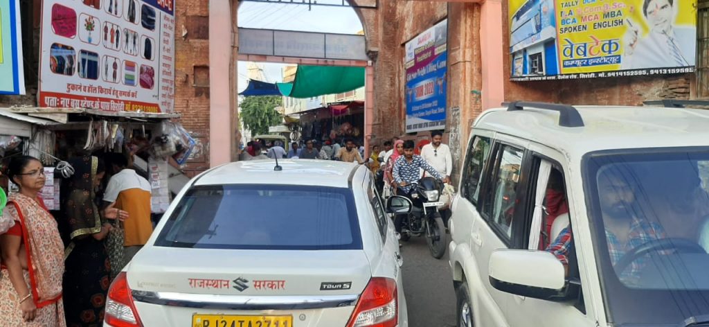 दीपावली के मौके पर पर आम आदमी के आवागमन में दुश्वार बनी सड़के ।
