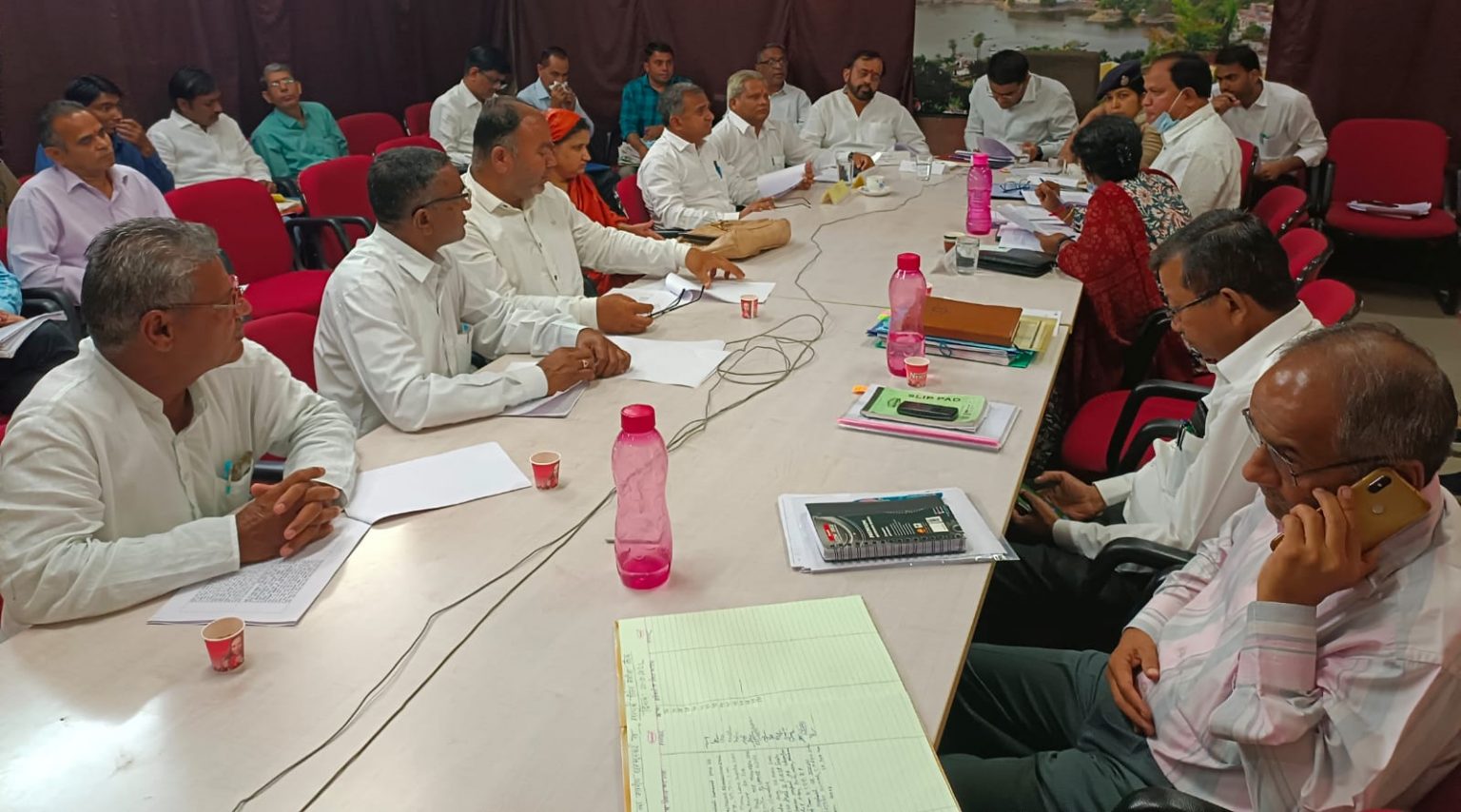 जिला कलक्टर ने अभाव अभियोग सुने , निर्धारित अवधि में निस्तारण के दिए निर्देश ।