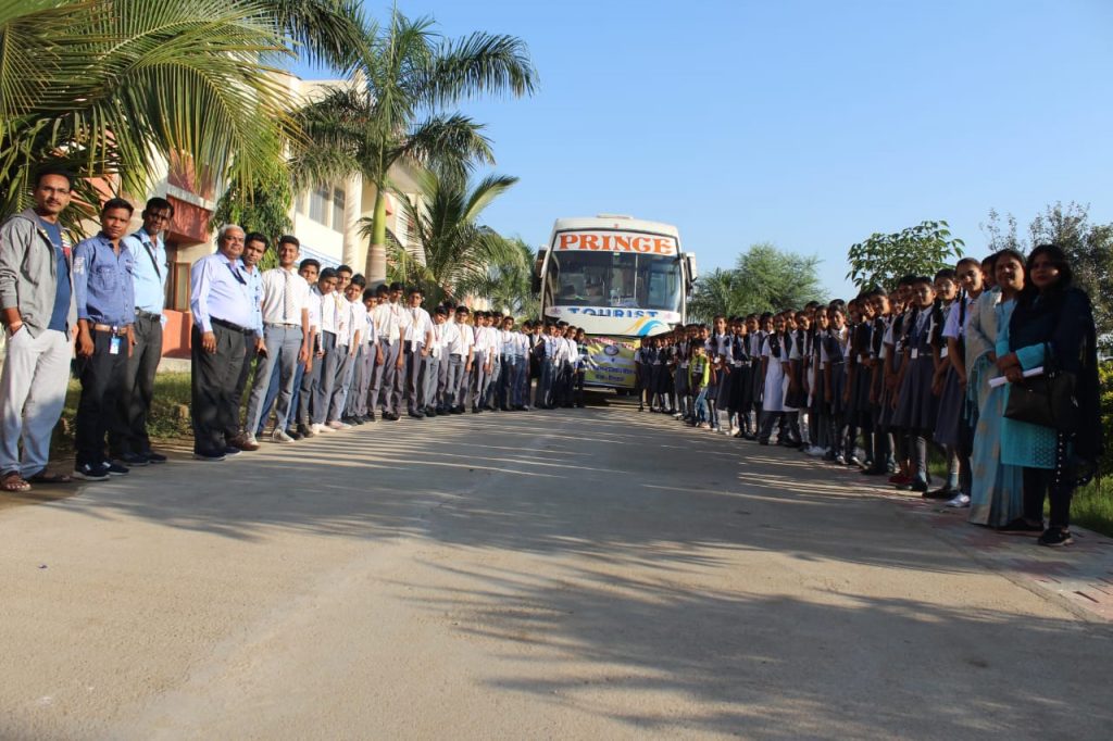 स्वामी विवेकानंद राजकीय मॉडल स्कूल विद्यार्थियों को ऐतिहासिक स्थलों का भ्रमण करवाया ।