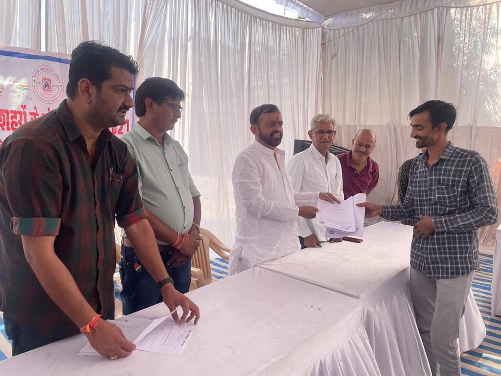 विधायक ने लाभार्थियों को किया पट्टों का वितरण ।