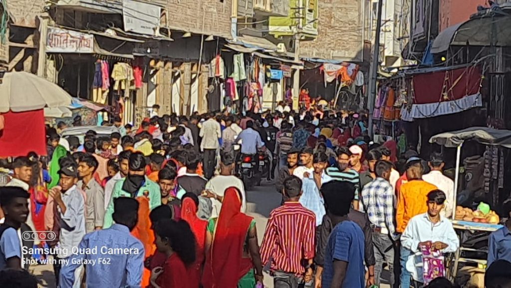 दीवाली पर्व पर बाजारों में रौनक , बाजारों में खरीददारी को लेकर उमड़ा जनसैलाब।