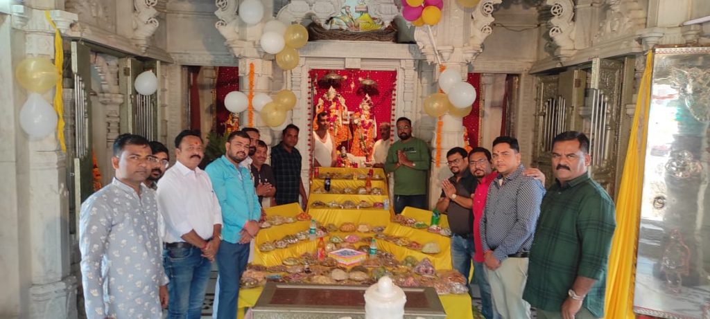 खंडेलवाल समाज मंदिर में गोवर्धन पूजा पर हुई महाआरती ।