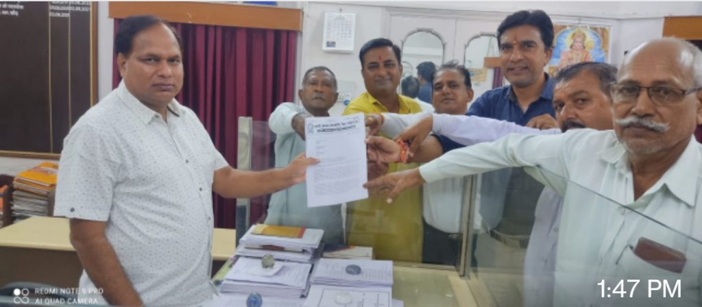 प्रजापती कुम्हार समाज ने मूल जाति के परिवर्तन पर किया विरोध प्रदर्शन ,मुख्यमंत्री,राज्यपाल व राजस्व मंत्री के नाम अतिरिक्त जिला कलेक्टर को सौंपा ज्ञापन ।