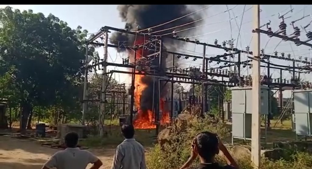 पोसालिया स्थित जीएसएस परिसर के मेन प्लांट के ट्रांसफार्मर में लगी अचानक भीषण आग ।