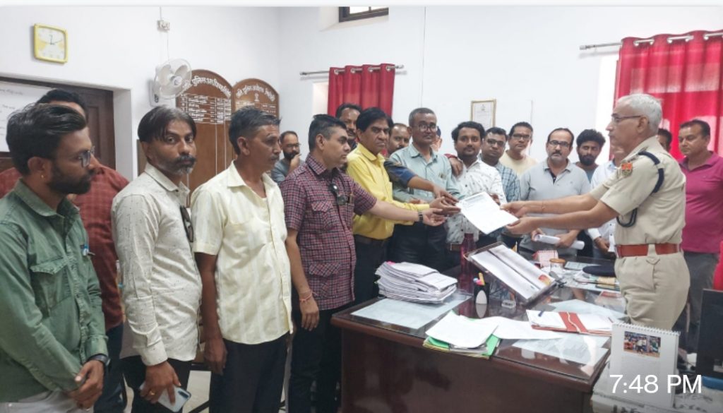 शिवगंज के पत्रकार के साथ हुई पुलीसिया बदसलुकी को लेकर पत्रकारों ने अतिरिक्त जिला पुलिस अधीक्षक को सौंपा ज्ञापन ।