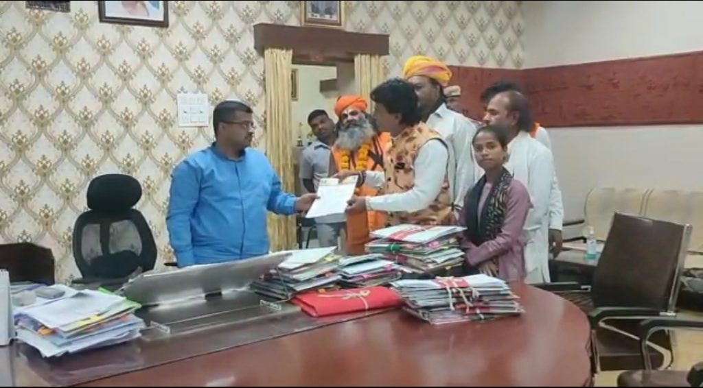 राजसमंद जिले के कलाकारों ने पेंशन व बीमा की माँग का ज्ञापन जिला कलेक्टर को सौंपा ।