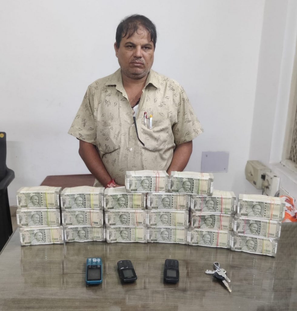 वेस्ट जोन टास्कफोर्स पुलिस ने हवाला कारोबारी को गिरफ्तार कर राशि की जब्त ।