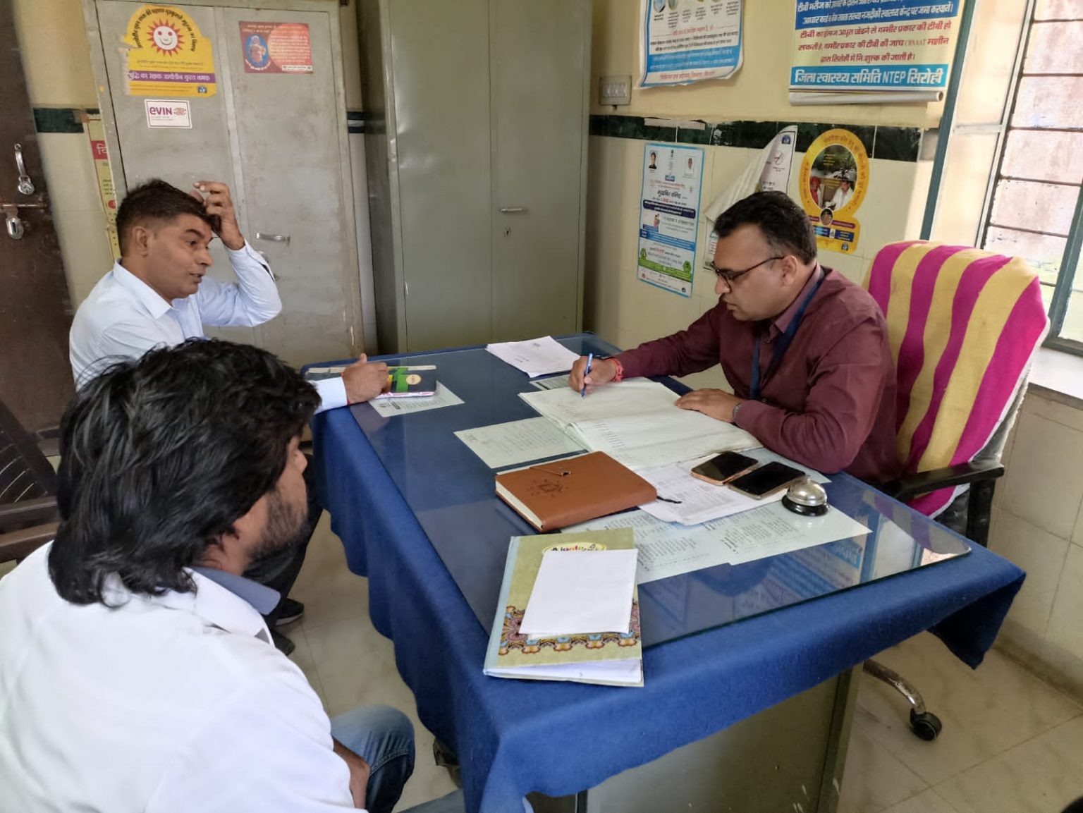 चिकित्सा संस्थान का किया औचक निरीक्षण ,चनार पीएचसी सेक्टर स्वास्थ्य कर्मचारियों की ली बैठक ।