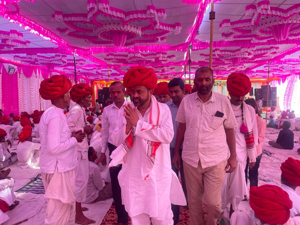 वेरा रामपुरा गांव में देवासी समाज की ओर से आयोजित द्वारका एवं गंगाप्रसादी महोत्सव में विधायक लोढ़ा ने लिया भाग ।