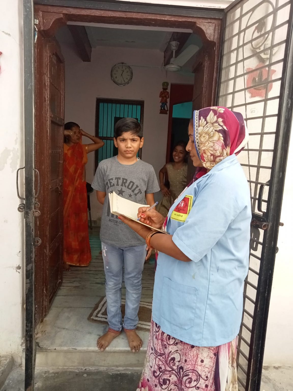 जिले में घर-घर जाकर मौसमी बीमारीयों के बचाव के लिए फोकल स्प्रे- डॉ. राजेश कुमार ।