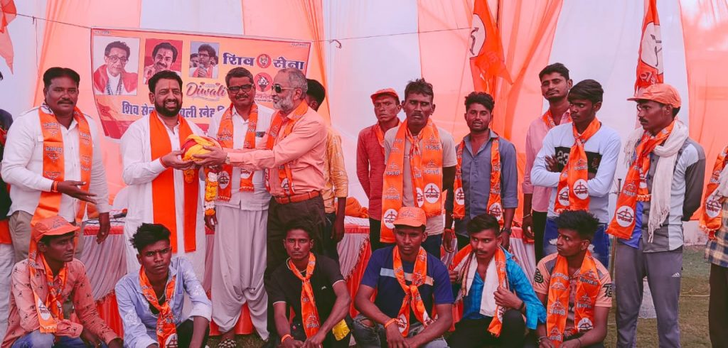 शिवसेना राज्य प्रमुख, सह संपर्क प्रमुख आबूरोड पहुंचने पर तलेटी चौराहे पर शिव सैनिकों ने किया स्वागत ।