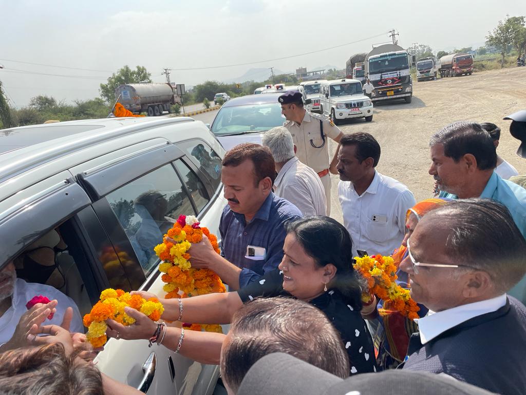 विधानसभा अध्यक्ष डा.सी पी जोशी का पिण्डवाड़ा पहुंचने पर जनापूर चौराहे पर भव्य स्वागत।