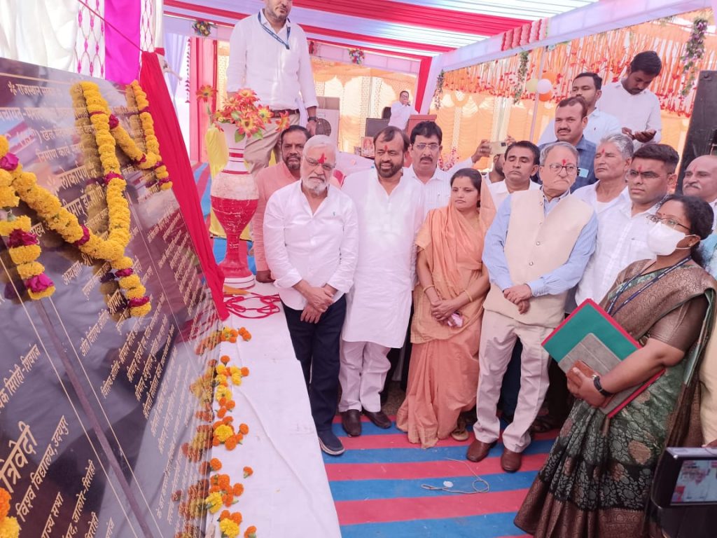 ग्राम पंचायत मनादर में हुए विभिन्न विकास कार्यों का लोकार्पण एवं शिलान्यास ।