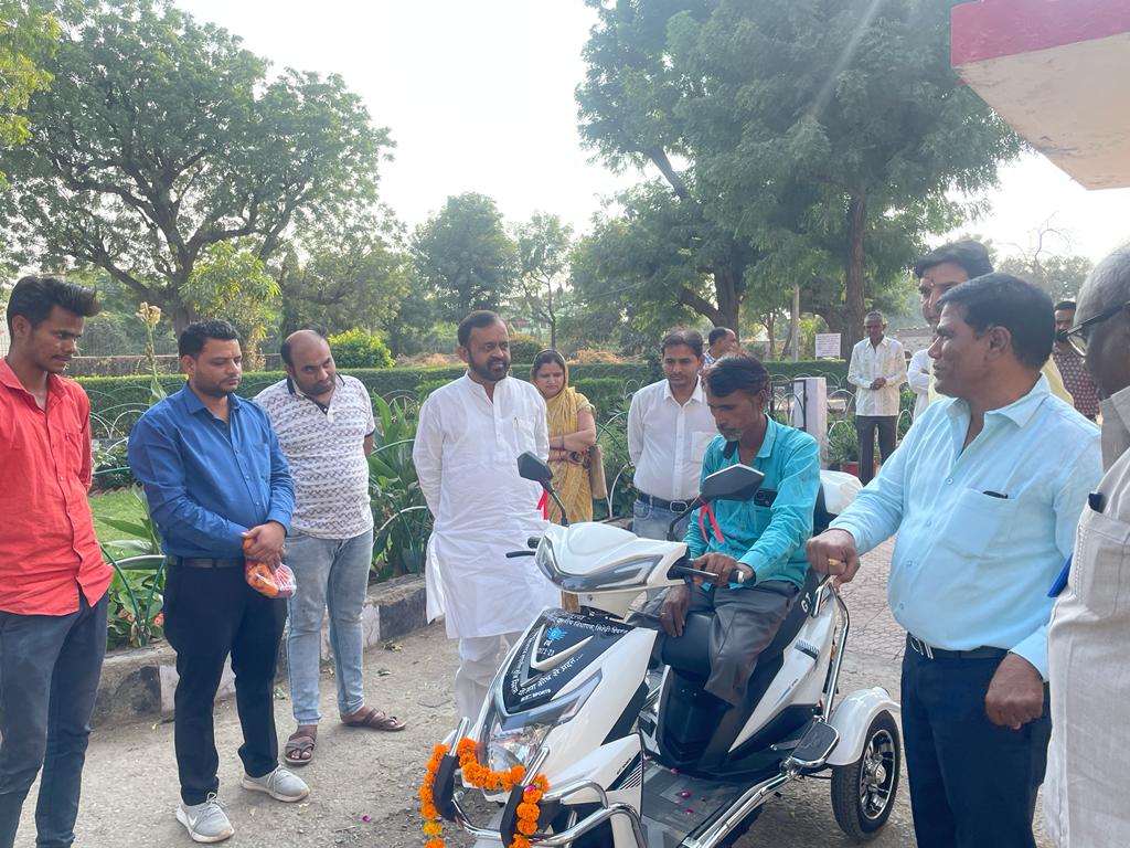 लोढा ने विधायक कोष से विकलांग को स्कूटी दी ।