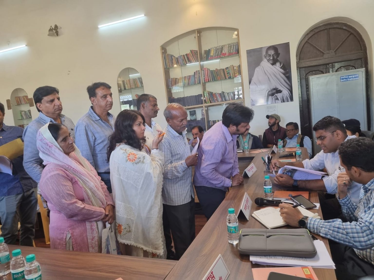 आबूपर्वत के पुस्तकालय भवन में जिला कलक्टर द्धारा हुई जन सुनवाई ।