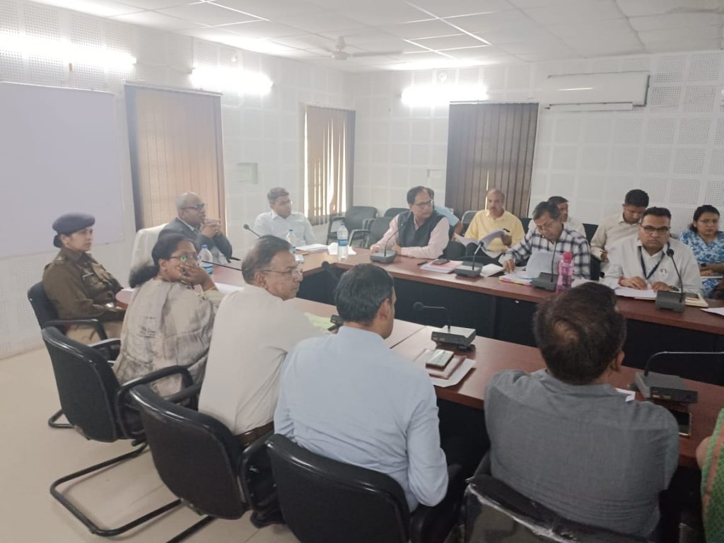 प्रभारी सचिव ने ली अधिकारियों की बैठक ।