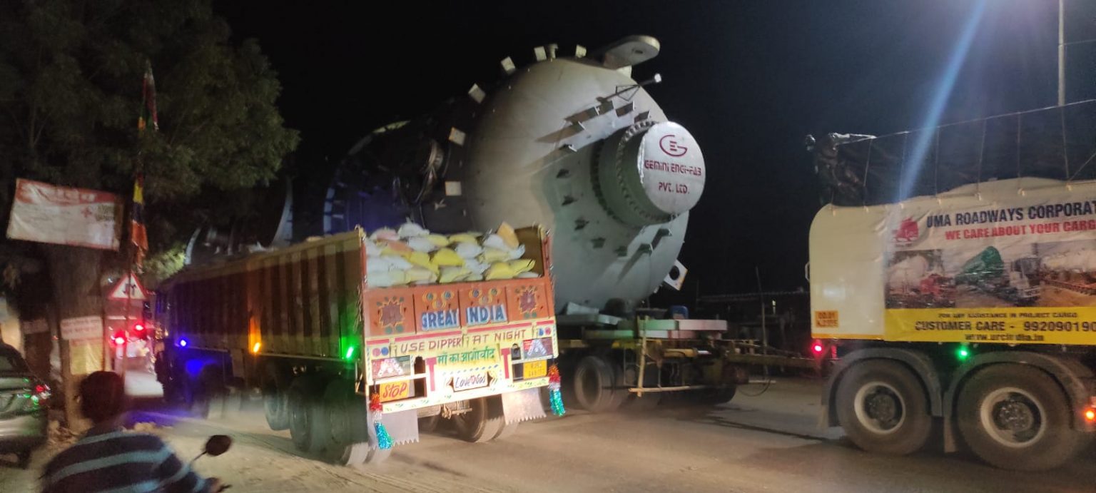 गोयली चौराहे से गुजरते 90 चक्का वाहन की वजह से लगा जाम, वाहनों की लगी लंबी कतारें ।