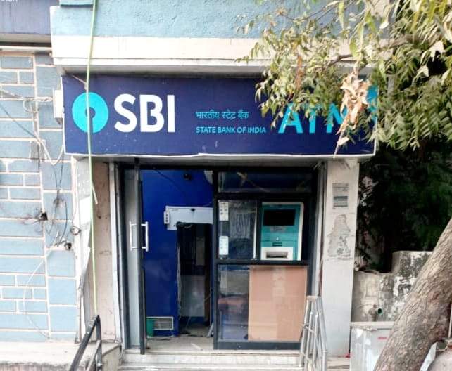 पिण्डवाड़ा के एसबीआई बैंक के पास का एटीएम अज्ञात बदमाश उखाड कर ले गए ।