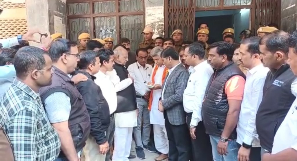 शिकायतकर्ता का अतिक्रमण नहीं हटाने व पुलिस कार्रवाई का विरोध , सातपूर मंदिर हटाने से जुड़ी खबर।