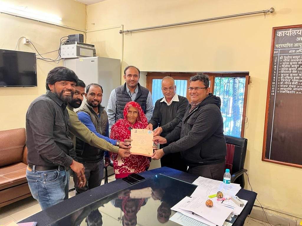 नगर पालिका मंडल आबू पर्वत कार्यालय में नगर पालिका अध्यक्ष जीतू राणा द्वारा पांच लोगों को भूमि के पट्टे वितरित किए गए ।