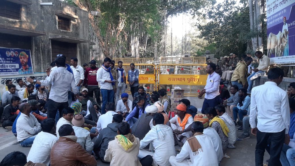 कार्तिक भील प्रकरण के धरनार्थी उठकर चले गए ।