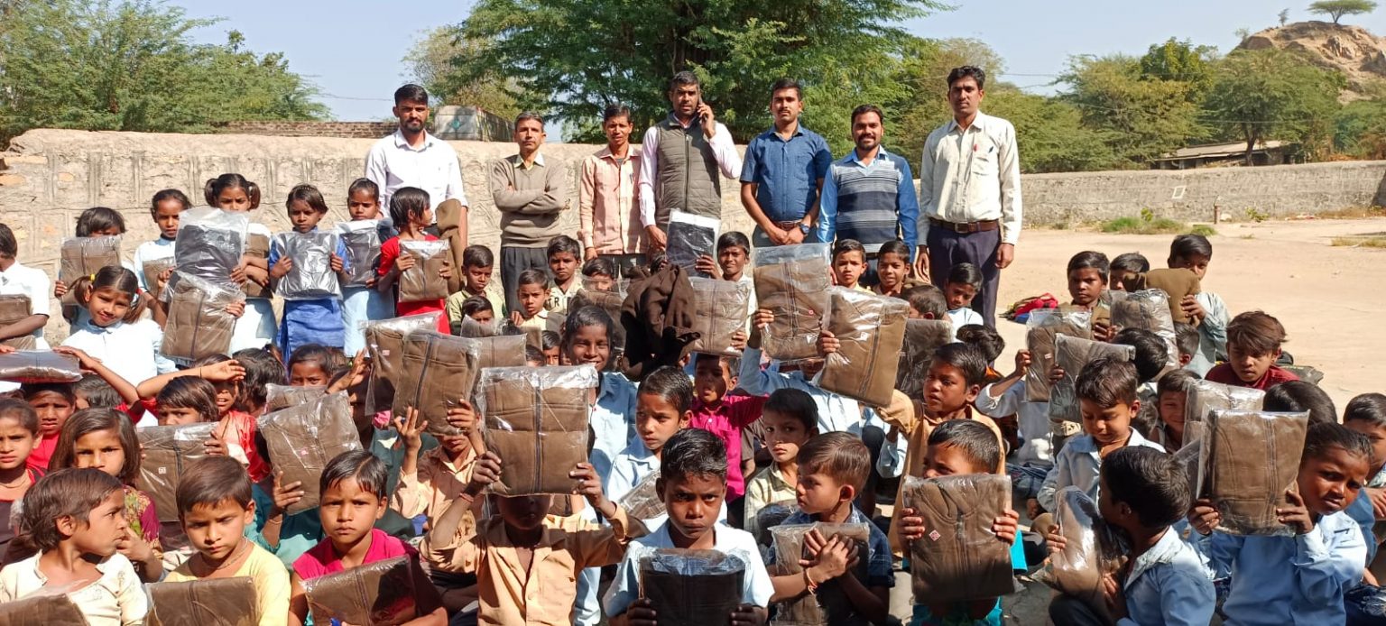 कनिष्ठ अभियंता पिण्डवाड़ा व शिक्षको ने किए निशुल्क स्वेटर वितरण ।