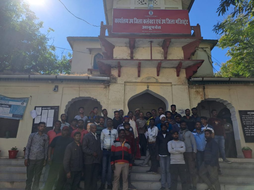 कार्तिक भील हत्याकांड के मामले में नारेबाजी कर उपखंड अधिकारी को सौंपा ज्ञापन ।