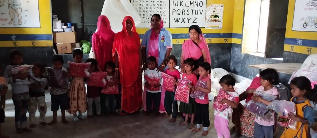पाड़ीव कस्बे में स्कुली छात्र-छात्राओं व जरूरतमंद लोगों को स्वेटर वितरण ।