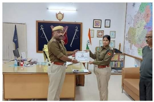 पिण्डवाड़ा पुलिस टीम को सराहनीय कार्य के लिए जिला पुलिस-अधिक्षक ने किया सम्मानित।