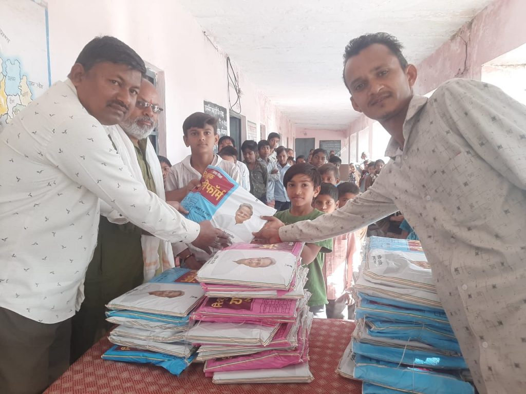 छात्र-छात्राओ को किए यूनिफोर्म वितरण ।
