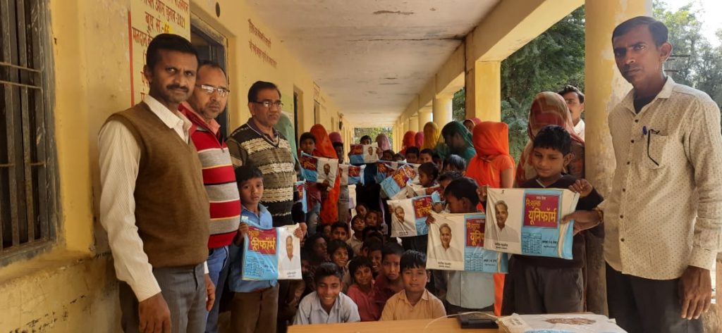 नांदिया के छात्रों को सरकारी पोशाक का वितरण ।