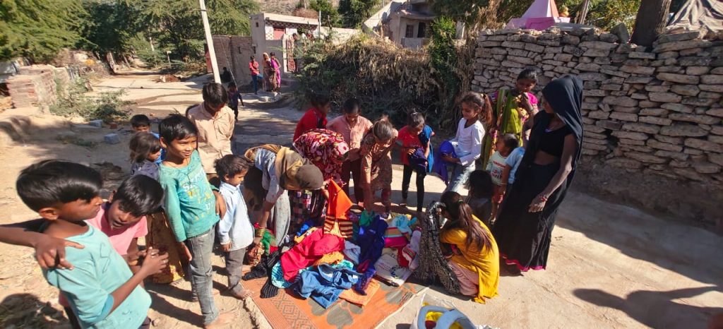 शहर के युवाओं की अनूठी पहल , लगातार छः वर्ष से कर रहे वस्त्र दान ।