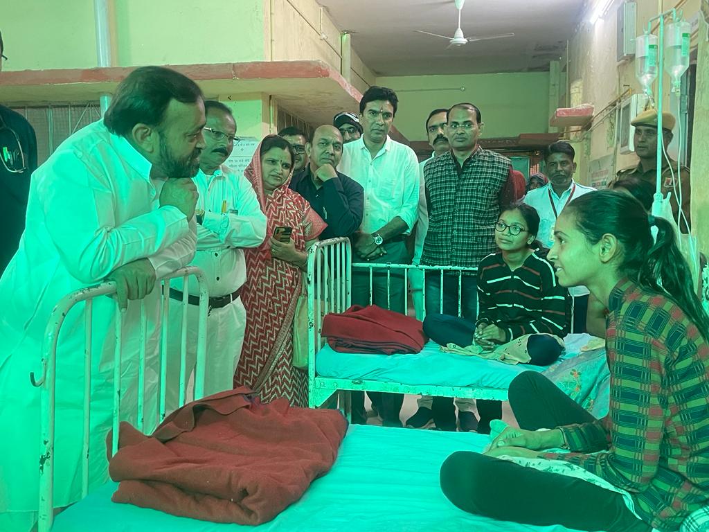 विधायक संयम लोढा ने फूड पॉइजनिंग से बिमार हुई छात्राओं से की मुलाकात ,सुविधाओं को लेकर प्रमुख शासन सचिव से की बात ।