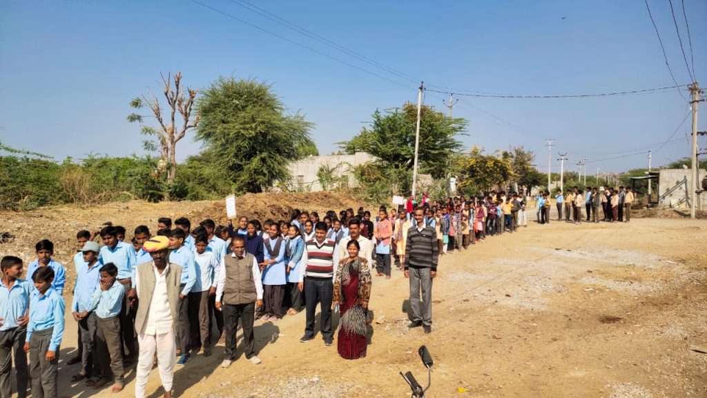 सिवेरा के रा उ मा स्कूल के छात्र छात्राओं द्वारा स्वच्छता रैली का आयोजन ।