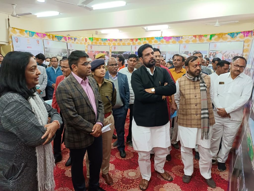 प्रभारी मंत्री महेन्द्र चौधरी ने किया विकास प्रदर्शनी का उद्घाटन, जिला दर्शन पुस्तिका का हुआ विमोचन ।