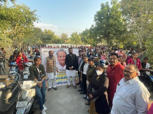 राज्य सरकार के चार वर्ष के कार्यकाल पूर्ण होने पर 100 बेटियों को मिली स्कूटी ।