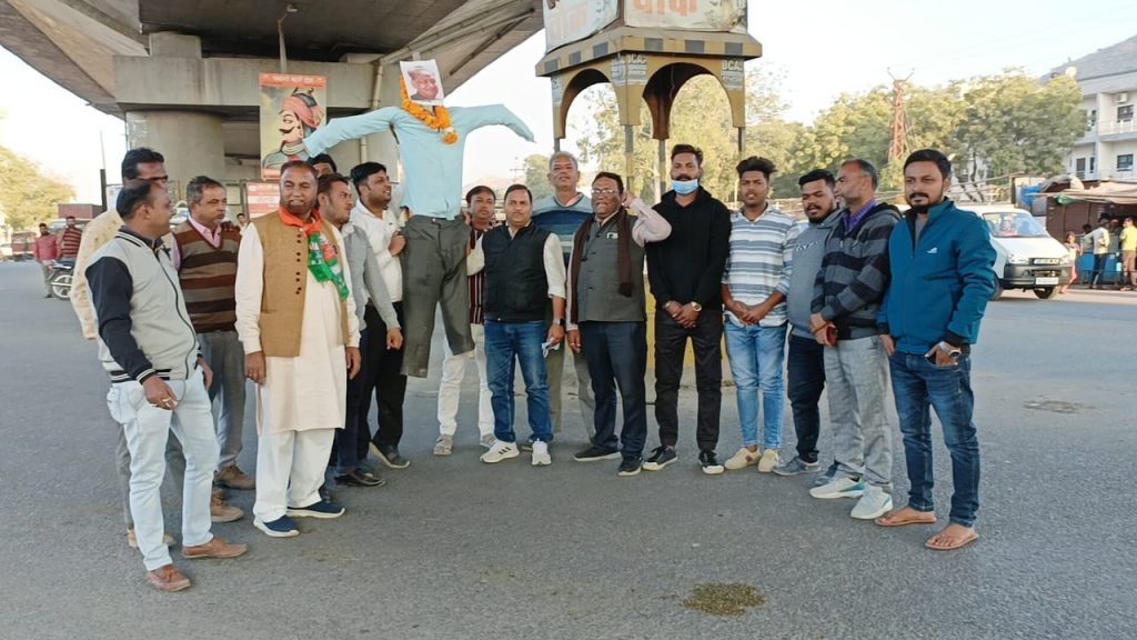 गहलोत वीक, पेपर लीक,युवा मोर्चा ने फूंका गहलोत का पुतला ।