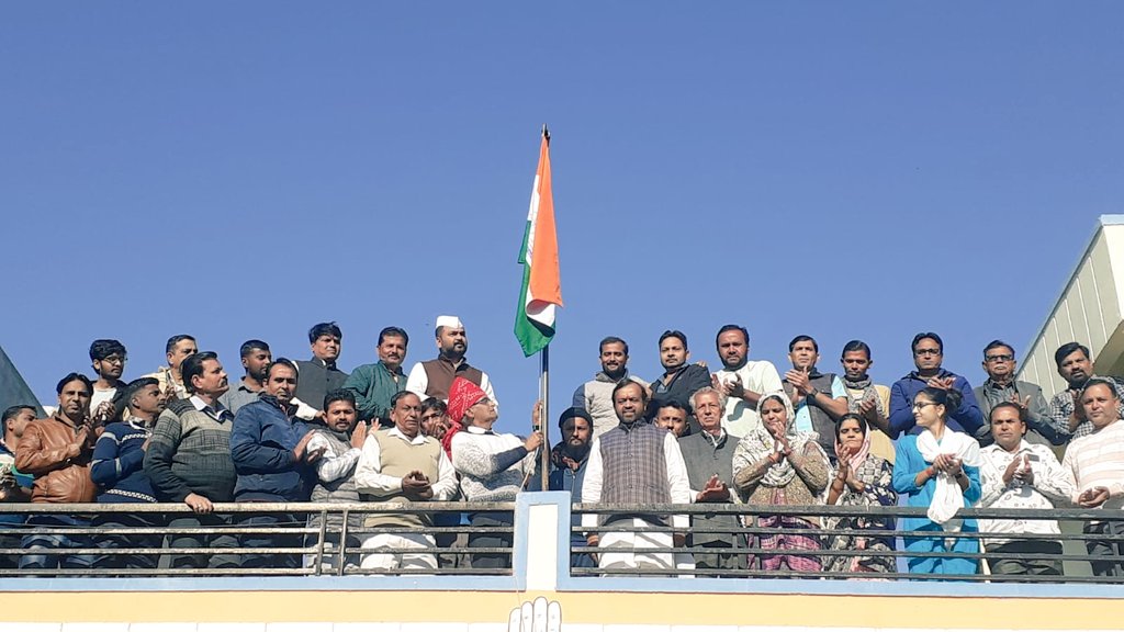 झंडारोहण कर मनाया कांग्रेस पार्टी का स्थापना दिवस ।