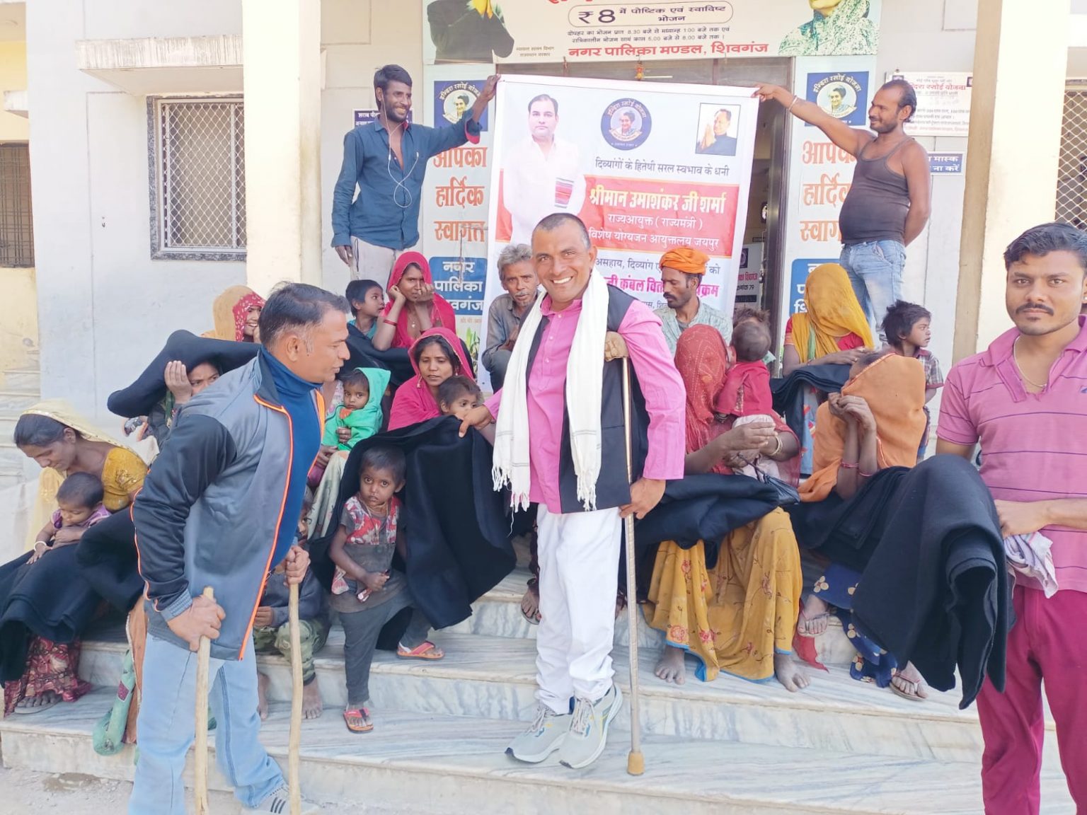 असहाय, निराश्रित, जरूरतमंद, मंदबुद्धि, दिव्यांग आदि प्रभु जनों को निशुल्क भोजन व ऊनी कंबल वितरण ।