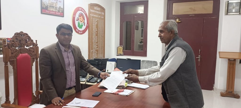 पंचायत समिति में बंद पड़े किसान भवन को खोलने को लेकर दिया ज्ञापन ।