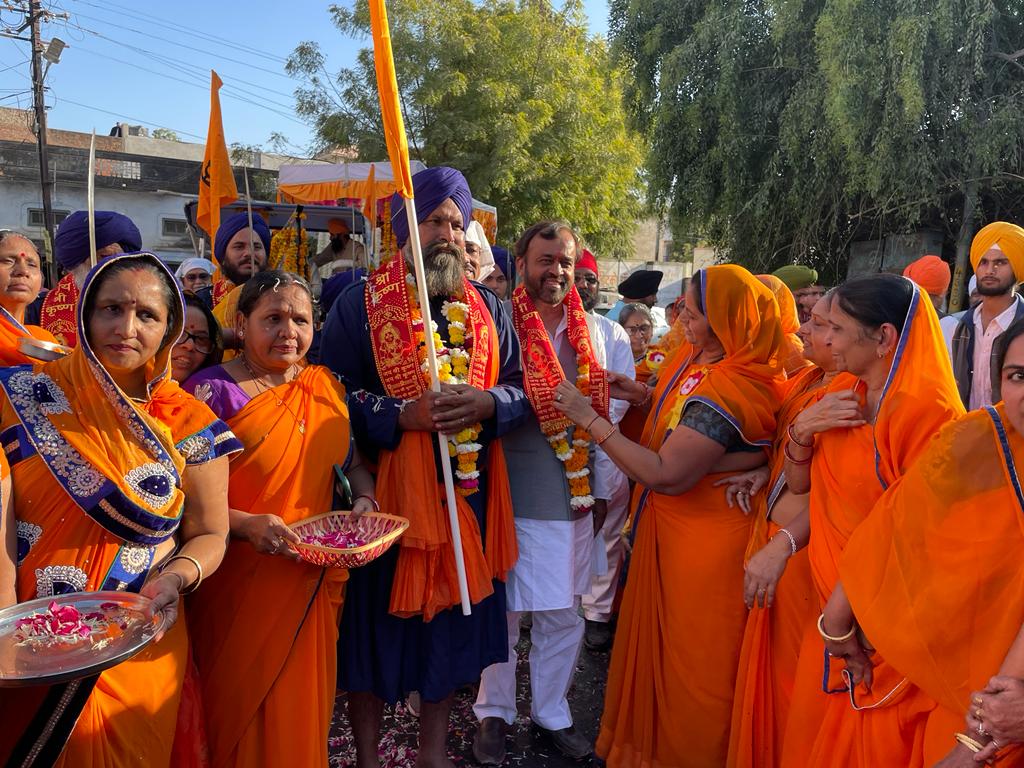 विधायक लोढ़ा ने गुरुग्रंथ साहिब पर पुष्पहार चढ़ा सिक्ख समाज को दी शुभकामनाएं ।