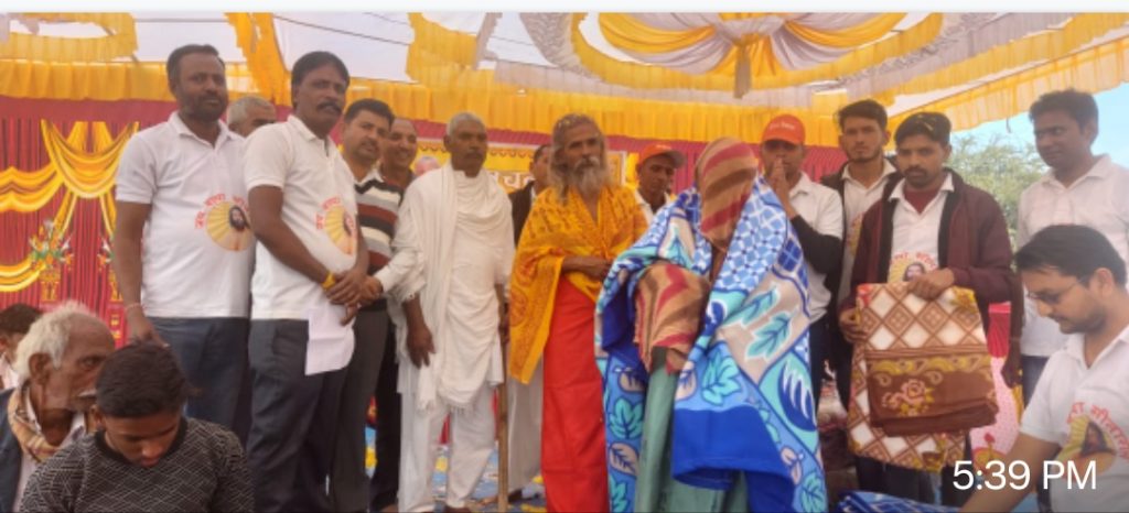 सिवेरा में जरूरत मन्द लोगो को बाटे कम्बल व नोट बुक्स ।