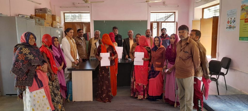 मुख्यमंत्री स्वास्थ्य बीमा योजना में पंजीयन करवा ग्रामीण फायदा ले:-हमीरदान बारड़